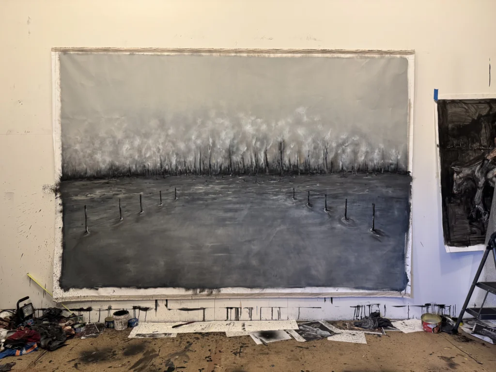 La forêt se meurt, huile d'Ismaël Maurey : forêt carbonisée à l'horizon, deux lignes de clôture menant le regard, 3,00 × 2,00 m