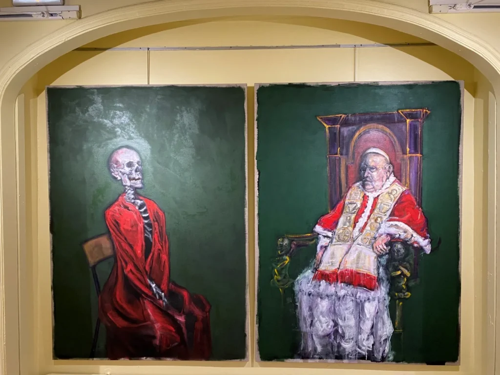 La négociation, diptyque d'Ismaël Maurey : le pape Jean XXIII sur son trône face à la Mort, squelette drapé de rouge